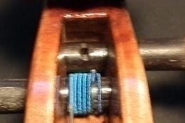 ペグ穴が真ん中にある正しい状態