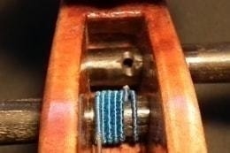 ペグ穴が真ん中にない偏った状態