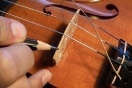 駒の溝に鉛筆の黒鉛を塗ります