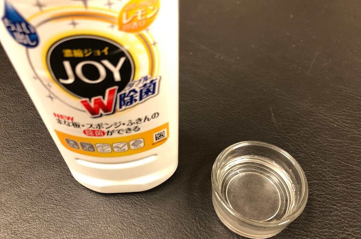 食器洗い用洗剤を水で薄めます