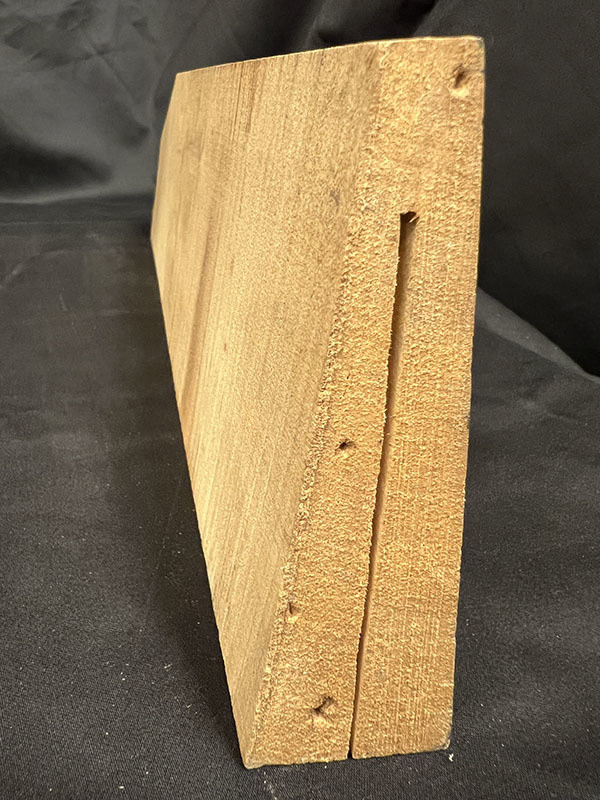 製材時に空いた穴です(虫食いではありません)